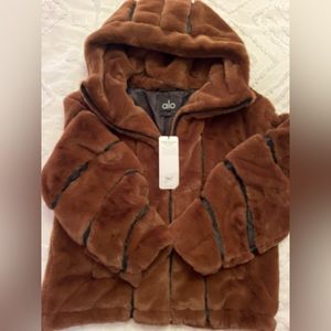 💎Knockout faux fur jacket

Size: Small